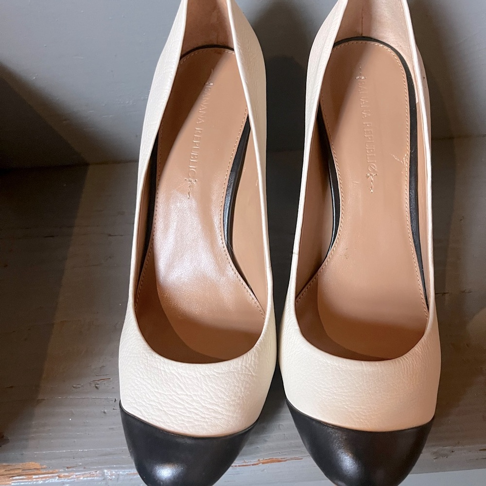 Bone pump with a black tip called Kiley made by Banana Republic in size 81/2.